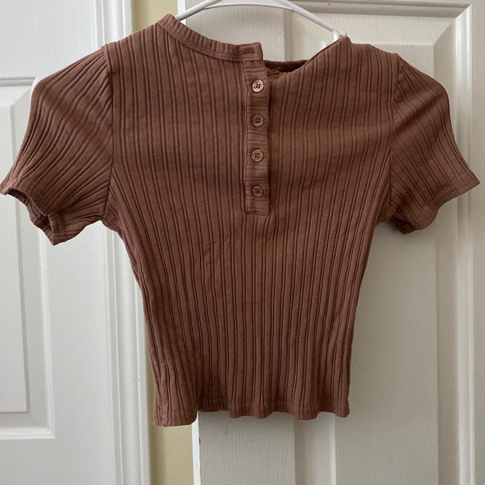 Brown crop top with buttons and short sleeves